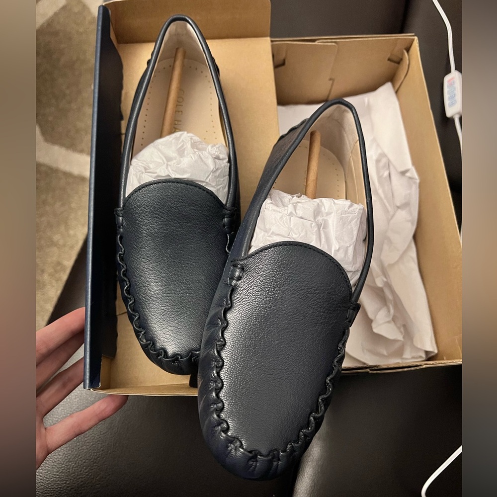 Cole Haan Women Navy Evelyn Driver Loafer in size 5.5